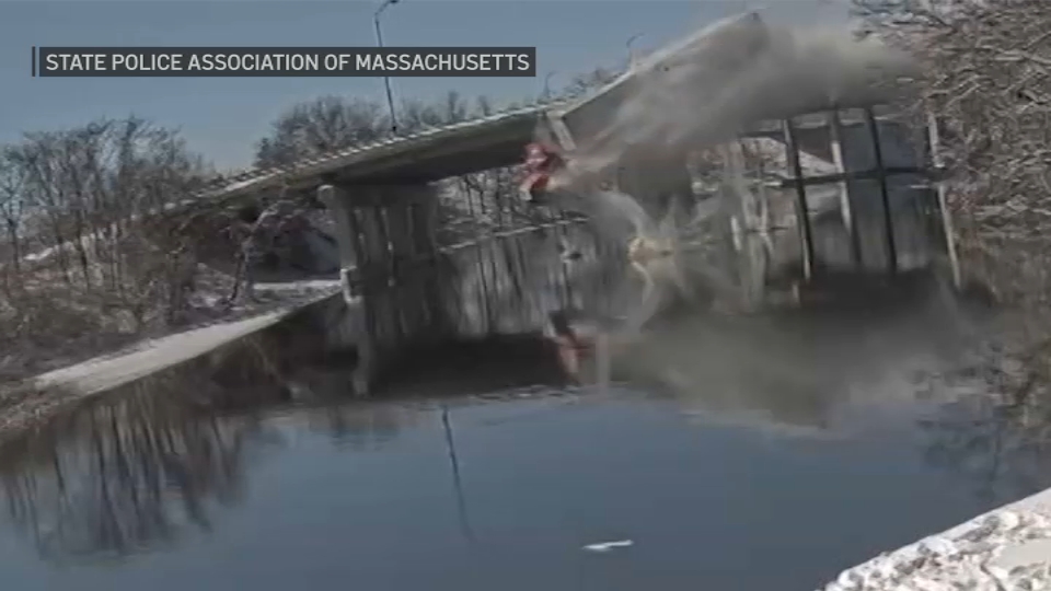 Impactante video: camión cae de puente y se estrella contra helado río en Massachusetts