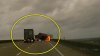 En video: camión sale volando por los fuertes vientos y aplasta una patrulla policial