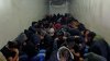 Hallan a 133 migrantes hacinados en tractocamión en el centro de México