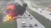 Una bola de fuego se desata en plena autopista cuando dos vehículos chocaron