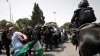 Policía israelí reprime a palos a dolientes en el funeral de la periodista de Al Jazeera