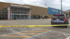 Sospechoso dispara durante pelea con oficial de seguridad en Walmart de Olympia Fields