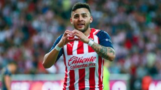 Alexis Vega celebra un gol ante Pumas en el Estadio Akron en Guadalajara.