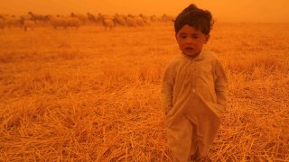 Un niño iraquí en medio de una de las tormentas de arena que azotan Irak.