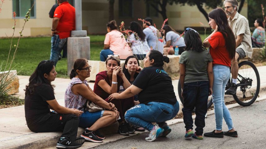 La gente llora afuera del Centro Cívico SSGT Willie de Leon, donde la comunidad se reunió luego de un tiroteo masivo en la Escuela Primaria Robb el 24 de mayo de 2022 en Uvalde, Texas.