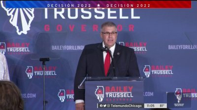 Darren Bailey reacciona tras ser electo como candidato republicano para gobernador de Illinois