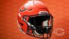 Los Chicago Bears presentan nuevos cascos naranjas para la temporada 2022