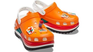 A shoe that is part of the new 7-Eleven x Crocs partnership.