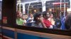Migrantes duermen en estaciones de policía de Chicago a la espera de recibir ayuda