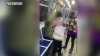 Cargos contra hombre por robar y atacar a pasajero del tren con una botella