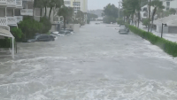 Inmensa ola de agua arrasa con vehículos estacionados en el Suroeste de Florida