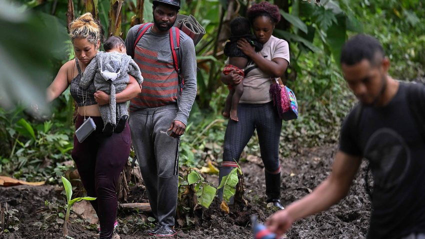 Migrantes venezolanos cruzan la selva del Darién el 13 de octubre de 2022.