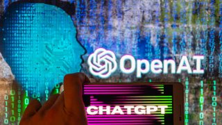 El logotipo de OpenAI se ve en la pantalla con el sitio web de ChatGPT en un dispositivo móvil que se ve en esta ilustración en Bruselas, Bélgica, el 12 de diciembre de 2022.