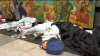 Inmigrantes duermen en el aeropuerto de O’Hare a la espera de encontrar albergues