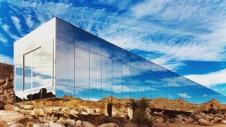 La Casa Invisible en Joshua Tree, California, es una casa horizontal con espejos. Recientemente, la propiedad se puso a la venta por $18 millones.