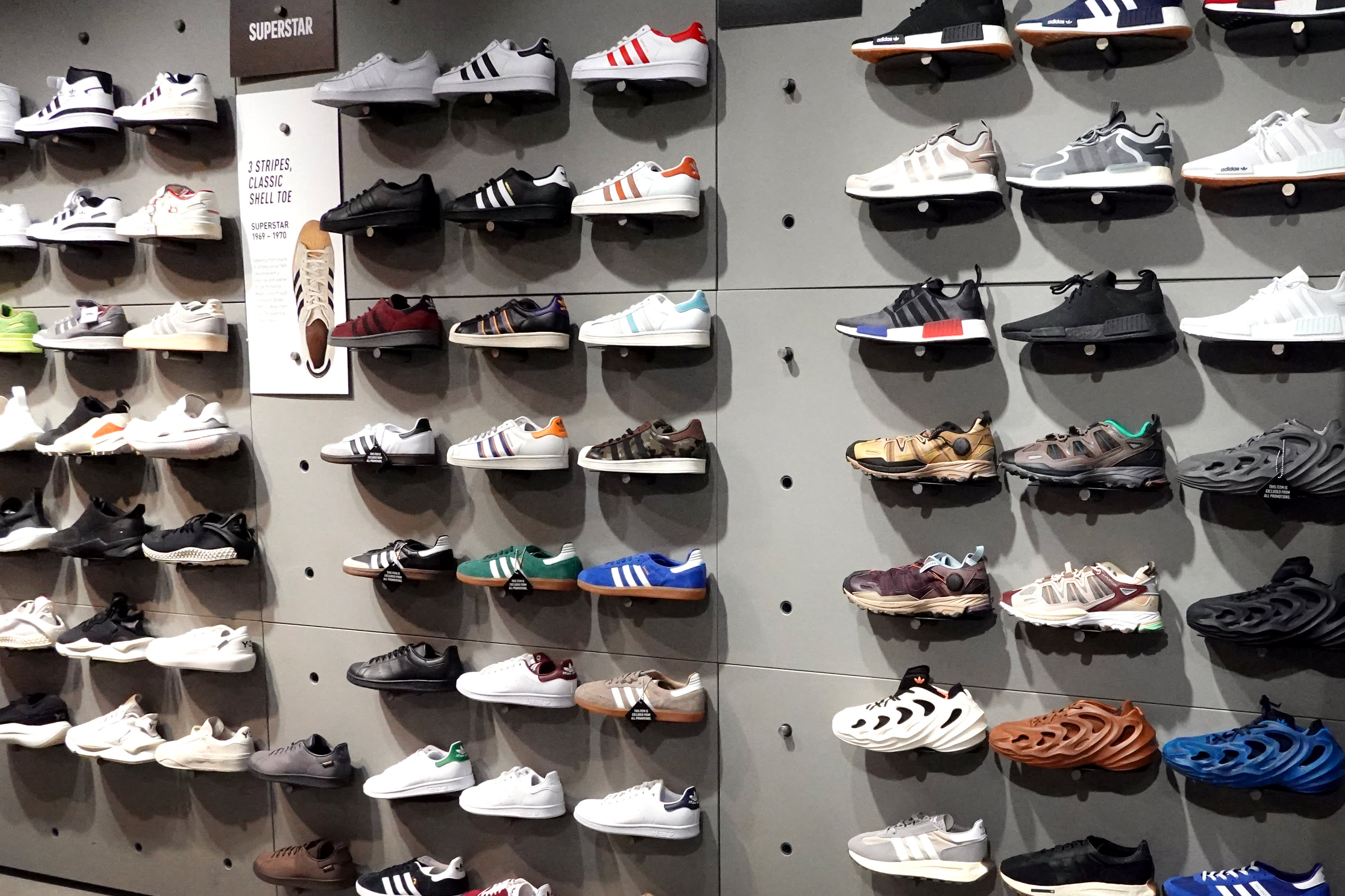 Es oficial Adidas vendera parte del inventario de Yeezy en vez de quemarlo Telemundo Chicago