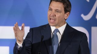 Gobernador Ron DeSantis durante una conferencia de prensa