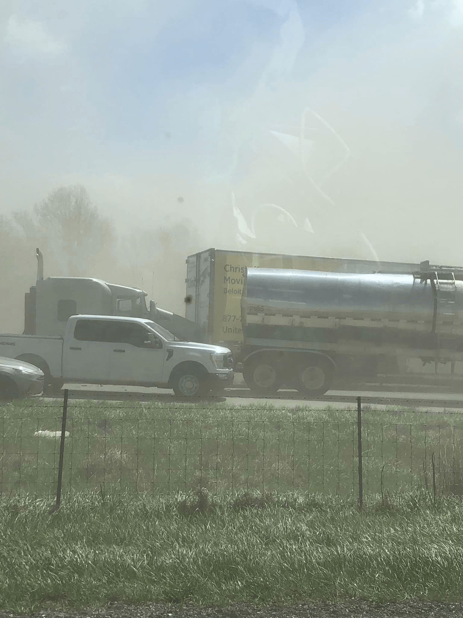 Imágenes muestran accidente masivo en la I-55 en medio de una tormenta de polvo en el centro sur de Illinois