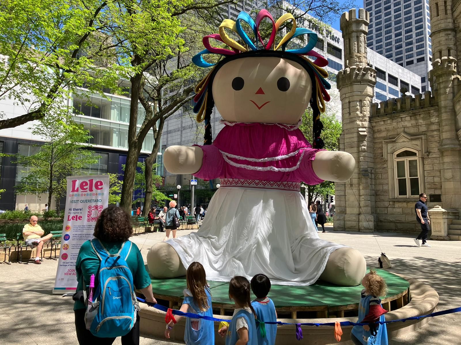 La muñeca Lele visita las calles de Chicago y cautiva a los visitantes