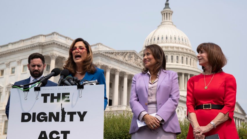 (i-d) Los representantes republicanos Mike Lawler y María Elvira Salazar; y las representantes demócratas Verónica Escobar y Kathy Manning, participan en una conferencia de prensa afuera del Capitolio, en Washington (EE.Uu.), este 23 de mayo de 2023. EFE/EPA/Michael Reynolds