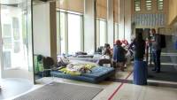 Pritzker sugiere albergar a migrantes en edificios desocupados, no en tiendas de campaña