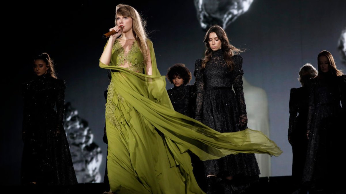 Taylor Swift è solidale con LGBTQ+ in un concerto a Chicago – NBC Chicago
