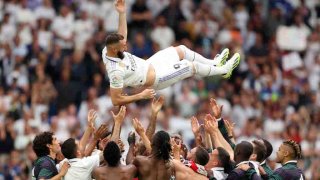 Karim Benzema del Real Madrid es lanzado al aire por sus compañeros de equipo luego del partido de LaLiga Santander entre el Real Madrid CF y el Athletic Club en el Estadio Santiago Bernabeu el 4 de junio de 2023 en Madrid, España.