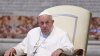 El papa Francisco sigue recuperándose de la cirugía y permanecerá hospitalizado
