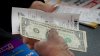 Billete de lotería raspadito ganador de $1 millón vendido en una gasolinera suburbana