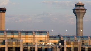 El sol se refleja en las ventanas de la terminal del aeropuerto O'Hare.