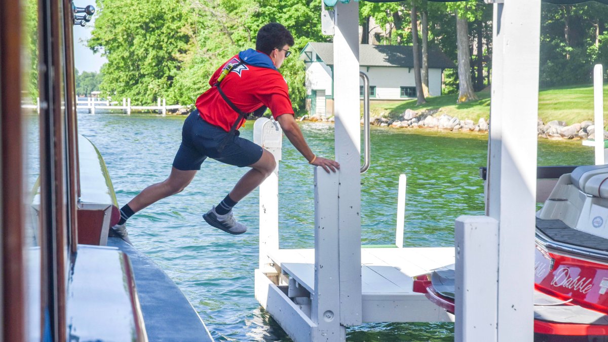 Teen springt von Bord, um Post in Wisconsin auszuliefern – NBC Chicago