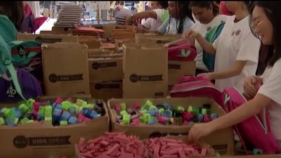 Cradles to Crayons prepara miles de mochilas con útiles escolares