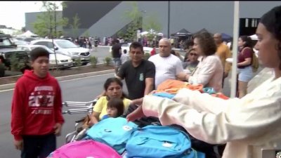 Iglesia regala mochilas a familias migrantes
