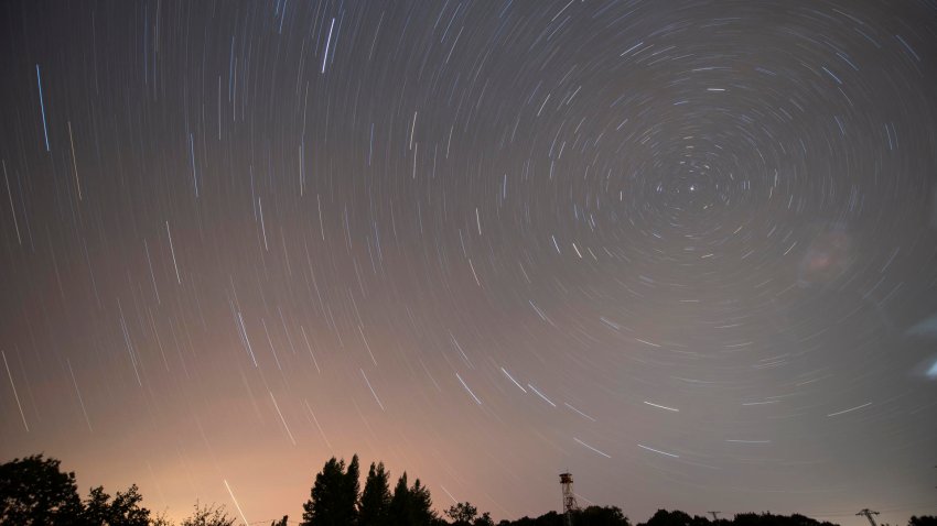 Fotografía de larga exposición durante la lluvia de estrellas de las Perseidas sobre la localidad cántabra de Comillas en la madrugada del viernes. EFE/Pedro Puente Hoyos