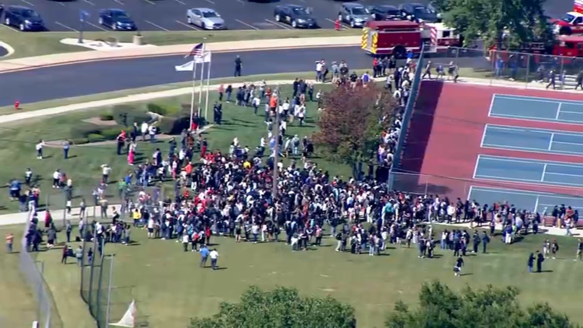 Cierre preventivo en DundeeCrown High School Telemundo Chicago