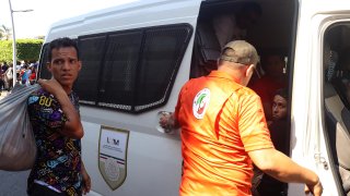 Localizan en México a 350 migrantes hacinados y deshidratados en la caja de un tráiler