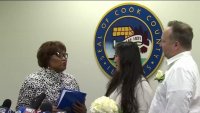 Parejas podrían invitar a más personas a su ceremonia civil en el condado Cook