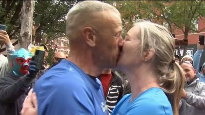 Emotiva propuesta de matrimonio en medio del Maratón de Chicago