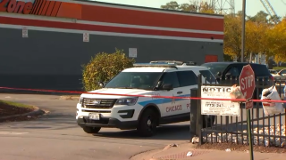 Foto de una patrulla de la policía de Chicago estacionada al lado de un Auto Zone.