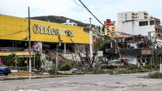 México activará fondos de 600 millones de dólares para afrontar la crisis por huracán Otis