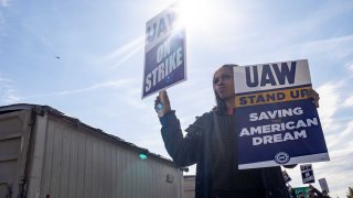 acuerdo huelgaUn cartel de UAW On Strike realizado en un piquete frente a la planta de ensamblaje de Stellantis Sterling Heights en Sterling Heights, Michigan, EE. UU., el lunes 23 de octubre de 2023.