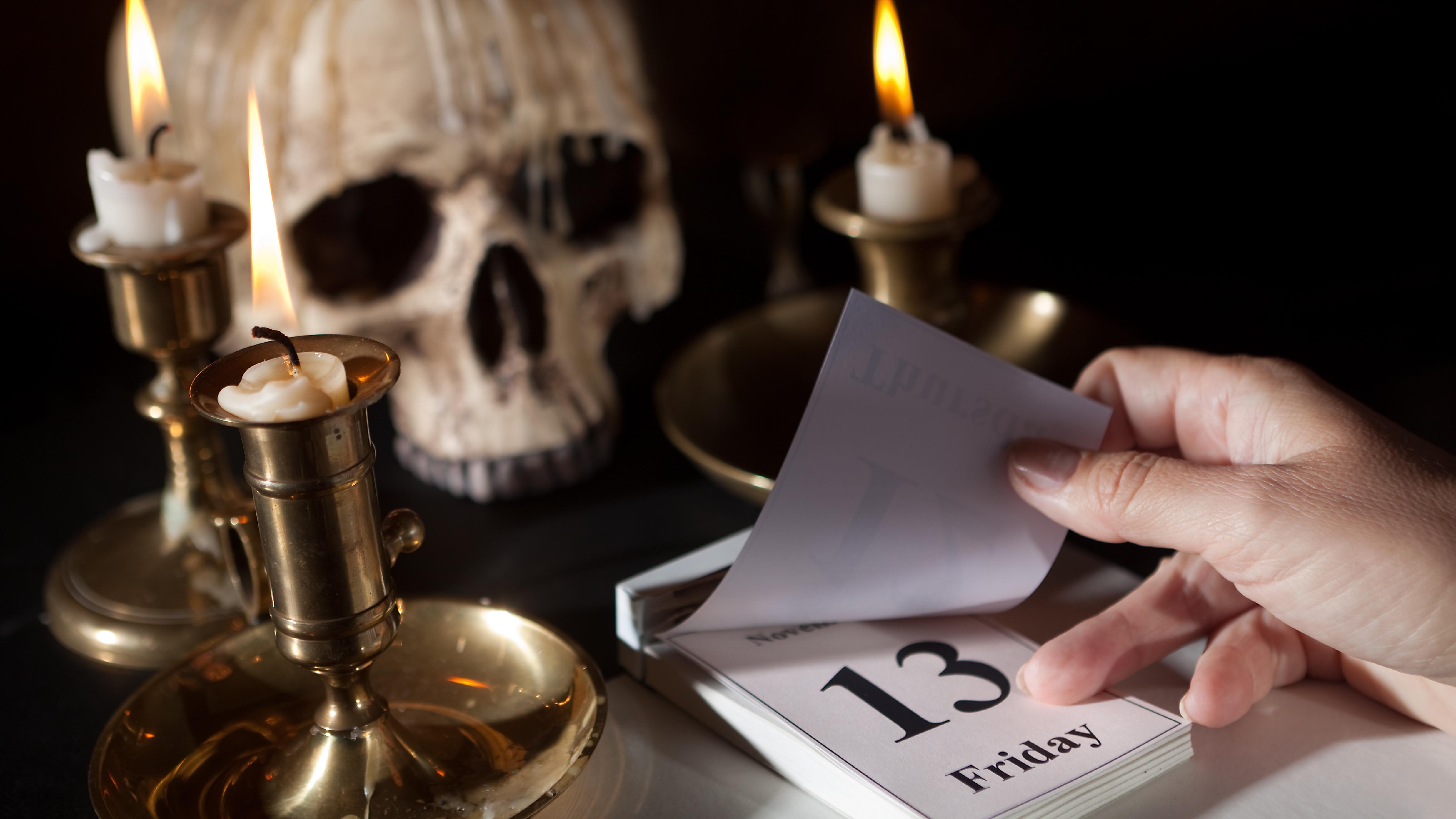 Viene Halloween y siempre te lo has preguntado: ¿Por qué el viernes 13 da mala suerte? 75 Merca2.es Una perspectiva moderna sobre las supersticiones