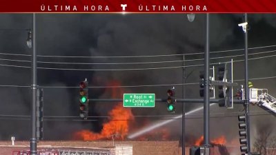 Voraz incendio se desata en planta procesadora de comida en el Barrio de las Empacadoras