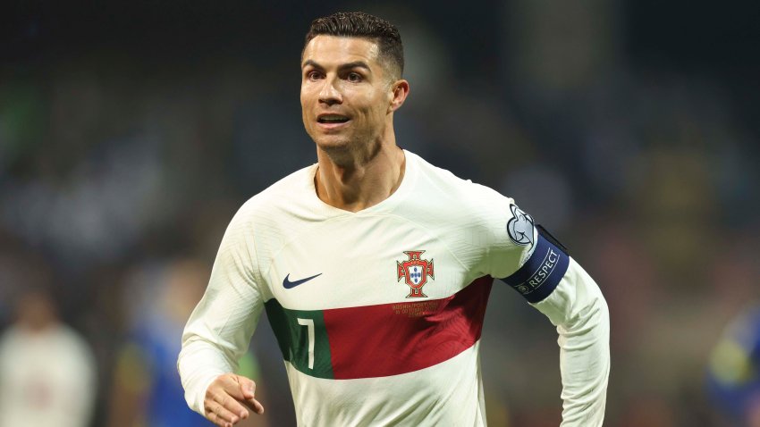 ARCHIVO – El atacante portugués Cristiano Ronaldo reacciona tras anotar un gol en el partido contra
Bosnia-Herzegovina por las eliminatorias de la Eurocopa, el 16 de octubre de 2023, en Zenica. (AP Foto/Armin Durgut)