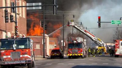 Video: bomberos luchan contra incendio de un almacén en Chicago; se ve una enorme columna de humo