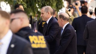 Hunter Biden, hijo del presidente estadounidense Joe Biden, en el centro, llega al tribunal federal de Wilmington, Delaware, el martes 3 de octubre de 2023.