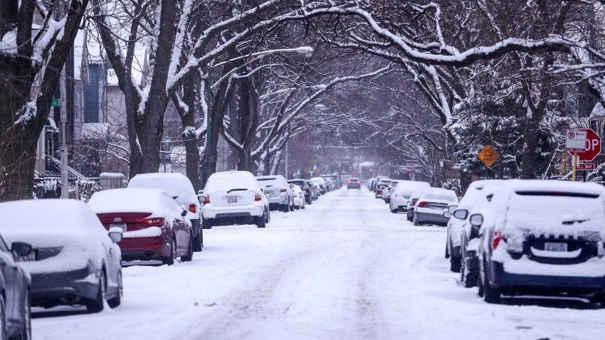 CHICAGO, USA – DECEMBER 24: Cars, covered with snow, are seen during snowfall in Chicago, United States on December 24, 2017. The most snowfall the Chicago area has seen on December 24 was in 1918, when more than 7 inches of snow accumulated. (Photo by Bilgin S. Sasmaz/Anadolu Agency/Getty Images)