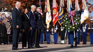 El presidente Joe Biden encabezó este sábado el acto por el Día de los Veteranos, en el Cementerio de Arlington, en Virginia.