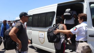 México halla a 87 migrantes en un tractocamión en el sureño estado de Chiapas