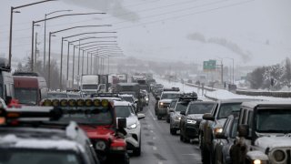 Foto de archivo de retrasos en el tráfico por el mal tiempo en Colorado.